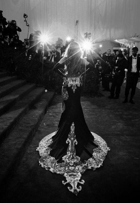 black and gold dress Met Ball, Queen B, White Photo, Red Carpet Looks, The Villain, 로고 디자인, A Dress, Beyonce, Dream Life