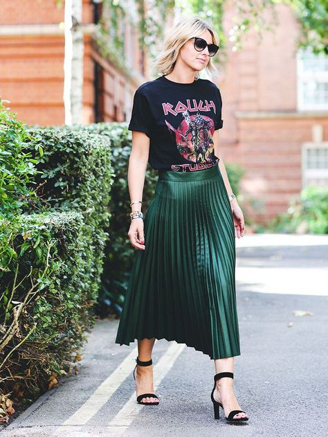 How to Wear Graphic Tees When You're a Grown-Up via @WhoWhatWearUK Rok Midi, Green Pleated Skirt, Rok Outfit, Graphic Tee Style, Graphic Tee Outfits, Mode Casual, Outfit Trends, Tee Outfit, Band Shirts