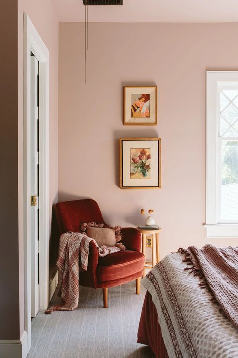 A Bunch Of Really Good Rooms Painted Pink Because It's Valentine's Day And We All Deserve It - Emily Henderson Guest Bathroom Update, Farmhouse Guest Bathroom, Best Bedroom Paint Colors, Eclectic Homes, Pink Paint Colors, Emily Henderson, غرفة ملابس, Bedroom Paint Colors, Bathroom Update