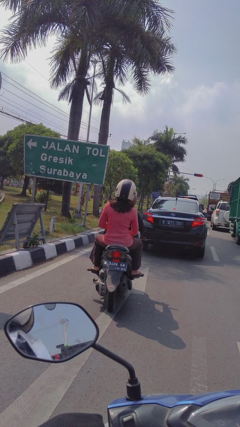 Foto jalan di siang Hari bersama teman aesthetic snapgram Pap Motor, Jam 12 Siang, Creative Cv Template, Foto Random, Creative Cv, Jam 12, Cv Template, Semarang, Surabaya