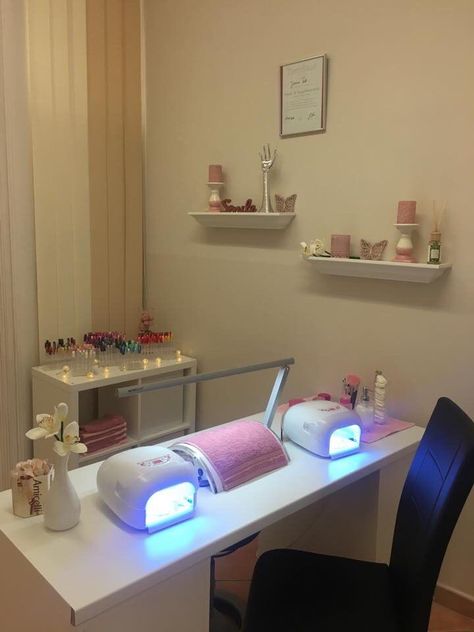 Nail Room Ideas Home, Privates Nagelstudio, Home Nail Salon Ideas, Nail Room Ideas, Tech Room, Nail Salon Interior Design, Beauty Room Salon, Home Beauty Salon, Nail Salon Interior