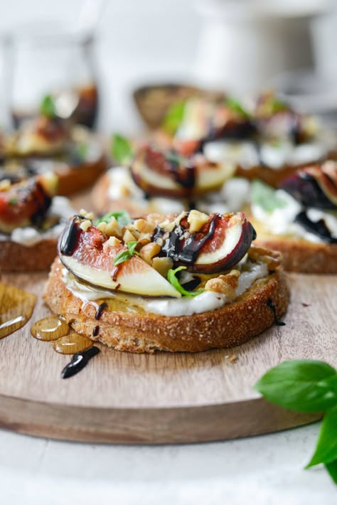 Crustini Appetizers Fall, Autumn Appetizers, Burrata Crostini, Fig Appetizer, Honey Balsamic Glaze, Yummy Appetizers Parties, Crostini Appetizers, Crostini Recipes, Honey Balsamic