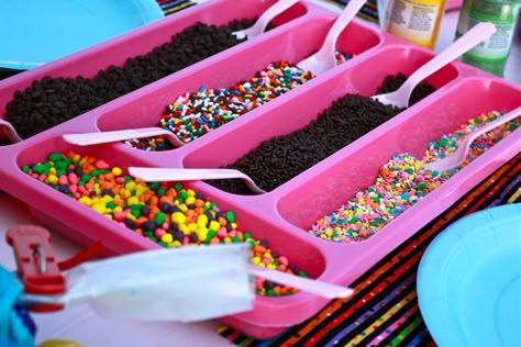 Use a fun colored utensil tray to display toppings for an ice cream or cupcake decorating station. Cupcake Decorating Party, Buffet Party, Utensil Tray, Decorate Cookies, Decorate Christmas, Sundae Bar, Ice Cream Bar, Ice Cream Social, Party Hacks