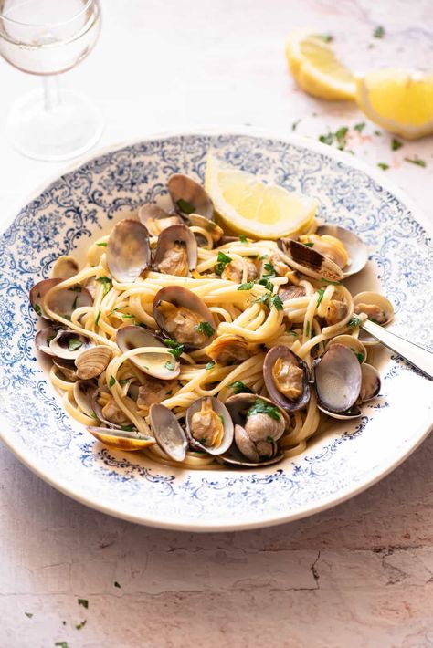 Linguine alle Vongole (Pasta with Clams) Pasta With Clams, Seafood Entree, Italian Seafood Pasta, Fresh Clams, Italian Fish, Clam Pasta, Italian Seafood, Kitchen Italian, Butternut Squash Lasagna