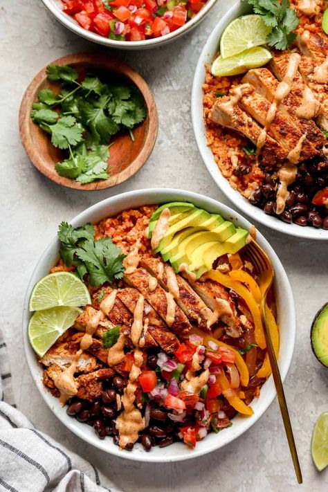 Copycat Chipotle Chicken Burrito Bowls - Lexi's Clean Kitchen Chipotle Bowl Ideas, Chicken Chipotle Bowl, Burrito Bowl Chicken, Spicy Chicken Bowl, Copycat Chipotle Chicken Burrito, Chipotle Bowl Recipe, Mexican Chicken Bowl, Copycat Chipotle Chicken, Chipotle Bowls