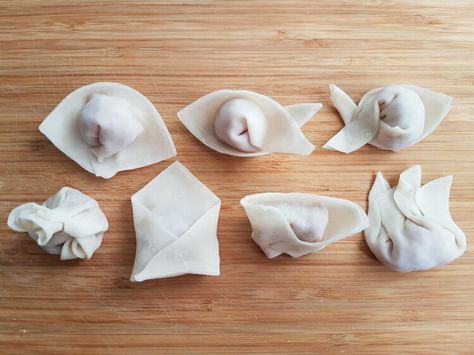 Learn how to wrap wontons in 7 different ways. Make ingot shaped wontons, nurse's cap, pouch wontons and more. How To Make Wontons, Wonton Dumplings, Korean Dumplings, Dim Sum Recipes, Chinese Bbq Pork, Wonton Recipes, Chinese Dumplings, How To Wrap, Wonton Wrappers