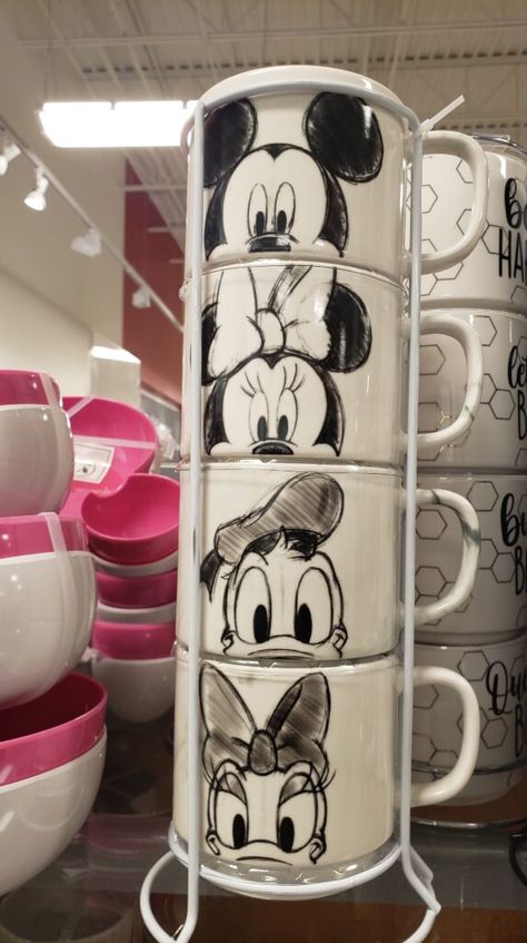 Disney Kitchen Ideas, Cozinha Do Mickey Mouse, Disney House Ideas, Casa Disney, Disney Kitchen Decor, Disney Dishes, Mickey Mouse Kitchen, Disney Room Decor, Disney Mug