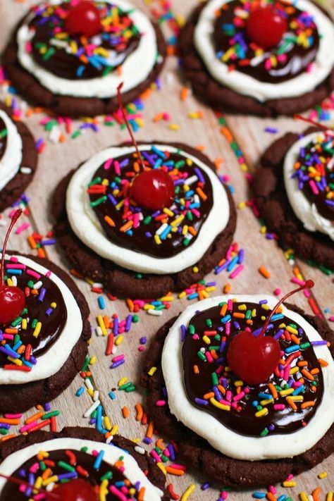 Brownie Sundae Cookies (Crumbl Copycat) - Snowflakes & Coffeecakes Cooking School Cookies Crumbl Copycat, Sundae Cookies, Confetti Cake Cookies, Cookies Crumbl, Crumbl Copycat, Raspberry Cheesecake Cookies, Bake Sale Treats, Crumble Cookie Recipe, Sundae Recipes