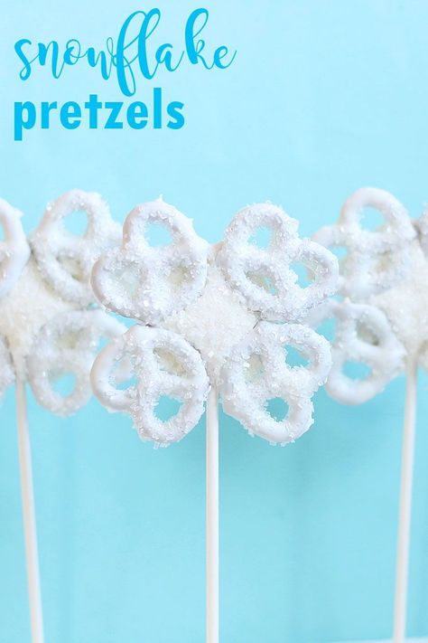 SNOWFLAKE PRETZELS These pretty snowflake pretzels pops combine the salty sweet flavors of chocolate and pretzels, and they are so easy to make. A perfect Christmas or winter treat. Snowflake Pretzels, Chocolate And Pretzels, Creative Christmas Food, Pretzel Pops, Incredible Desserts, Holiday Food Crafts, Holiday Sweets, Simple Snowflake, Winter Treats