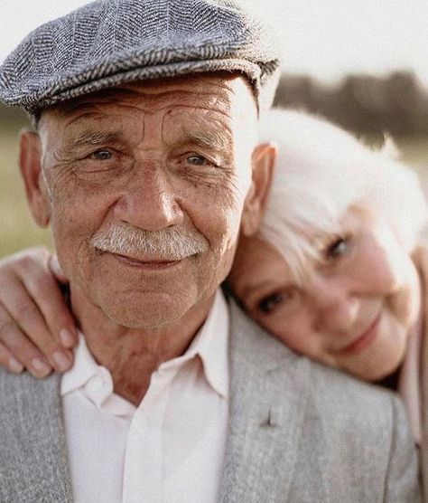 Older Couple Wedding, Couple Photo Pose, Old Couple Photography, Older Couple Poses, Older Couple Photography, Old Couple In Love, Grandparents Photography, Grandparent Photo, Older Couple