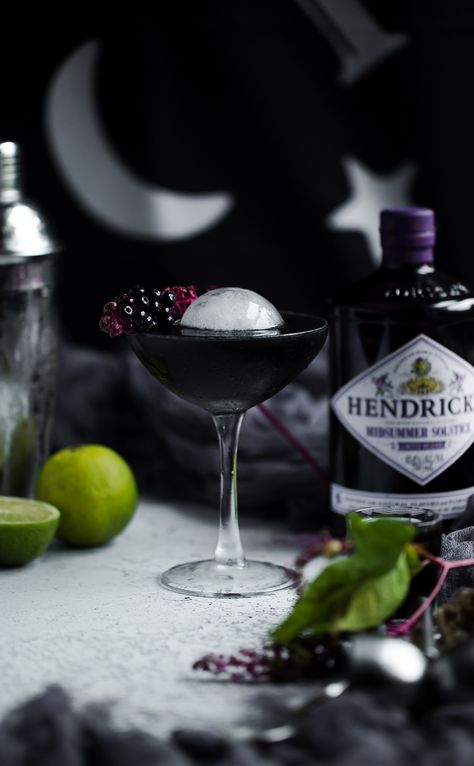 Dark Cocktail Aesthetic, Couple Office, Witches Dinner, Gothic Dinner, Halloween Alcohol, Pitcher Cocktails, Flavoured Gin, Brunch Club, Halloween Cocktail