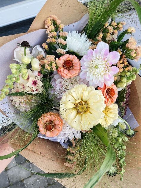 Overgrown Wedding, Aesthetic Greenhouse, Seasonal Bouquets, Market Bouquets, Wedding Field, Farmers Market Flowers, Bouquet Aesthetic, Cut Garden, Flower Farming