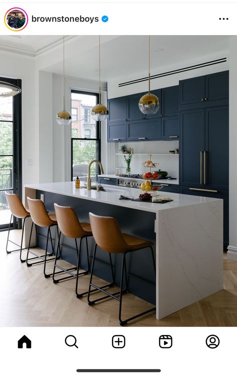 Kitchen Open Concept, Navy Blue Kitchen, Navy Kitchen, Blue Kitchen Cabinets, Popular Kitchens, Kitchen Paint Colors, Blue Kitchen, Kitchen Cabinet Colors, Interior Modern