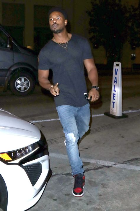 Michael B. Jordan Michael B Jordan Style, Winter Streetwear Outfits, Winter Outfits Men Streetwear, Outfits Men Streetwear, Black Men Fashion Urban, Jordan Outfit, Look Jean, Dark Skin Men, Winter Streetwear