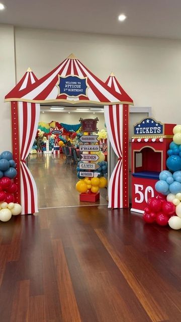 Outdoor Circus Decorations, Circus Themed Door Decorations, Circus Party Balloons, Indoor Carnival Decorations, Circus Theme Backdrop, Circus Theme Decor, Carnival Display, Diy Circus Decorations, Carnival Decorations Ideas