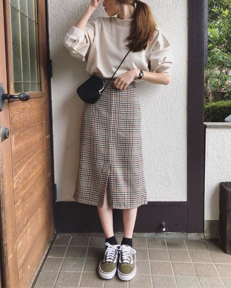 Outfit ideas Light Academia Outfit Women, Modest Aesthetic Outfits, Vest Dark Academia, Beige Dress Outfit, Anime Cottagecore, Plaid Dress Outfit, Light Academia Outfit, Autumn Woman, Outfit Modest