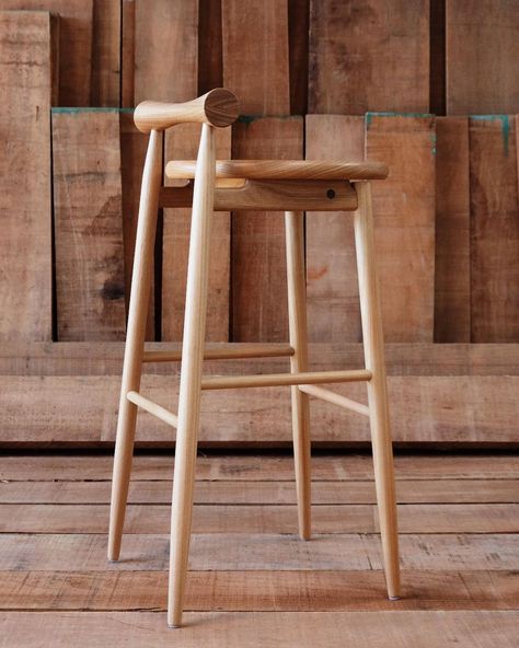 Marcelo Caruso (@carusodesign) • Instagram photos and videos Japanese Bar Stool, Wood Chair Diy, Chair Design Wooden, Kursi Bar, Woodworking Chair, Furniture Design Inspiration, Wood Furniture Design, Rustic Bar, Wood Architecture