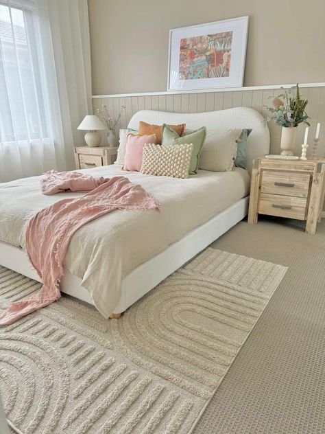 No Headboard Ideas Bedroom, Bedroom Ideas For Small Rooms Cozy, Pink Bedroom Decor, Dream Apartment Decor, Dorm Bedroom, Redecorate Bedroom, Apartment Decor Inspiration, Room Design Bedroom, Bedroom Layouts