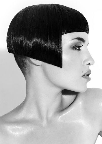 Half an inch a bit too short for my taste, but it's close to the 1920s length which just covers the earlobe. Pageboy Haircut, Hair Expo, Couture Hairstyles, Editorial Hair, Hair Reference, Grunge Hair, Hair Art, Vintage Hairstyles, Hair Designs