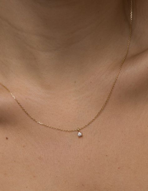 Recycled Gold Jewelry, White Tee And Jeans, Minimal Gold Jewelry, Solitaire Diamond Necklace, Jewelry Necklace Simple, Gold Minimalist Jewelry, Neck Pieces Jewelry, Pretty Jewelry Necklaces, Gold Necklace Simple