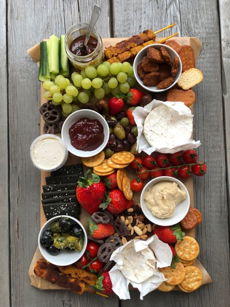 Vegan cheese board vegan charcuterie board snacks Vegetarian Charcuterie Board Ideas, Charcuterie Board Vegetarian, Charcuterie Board Vegan, Vegetarian Charcuterie Board, Vegan Charcuterie Board, Grazing Food, Snack Boards, Vegan Starters, Vegan Party Food