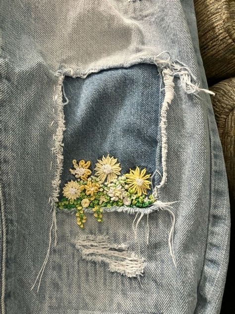 Thrifting Style, Återvinna Jeans, Embroidery Jeans Diy, Embellishment Ideas, Mending Clothes, Clothes Embroidery Diy, Denim Embroidery, Visible Mending, Pola Sulam