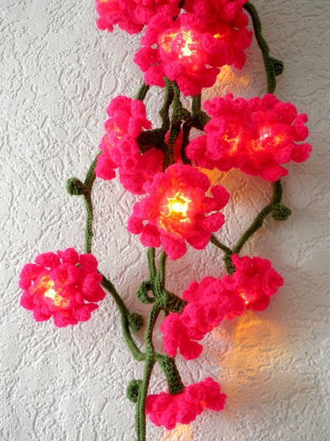 Blütenlichterkette pink an by Didi412, via Flickr......SORRY, no instructions..but thought it was share-worthy!   Flowers, crocheted around a strand of Christmas lights!!!  Love  it! Crochet String Lights, Yarn Plants, Crochet Booth, Crochet Garlands, Flowers Knitting, Diy Fleur, Crochet Bunting, Crochet Garland, Crocheted Flower