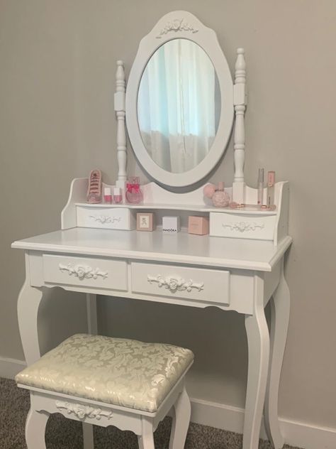 Coquette Vanity, Cozy Room Ideas, Vintage Vanity Decor, Room Ideas For Men, Room Ideas For Men Bedroom, Men Bedroom, Home Decor Cozy, Pink Room Decor, Vintage Dressing Tables