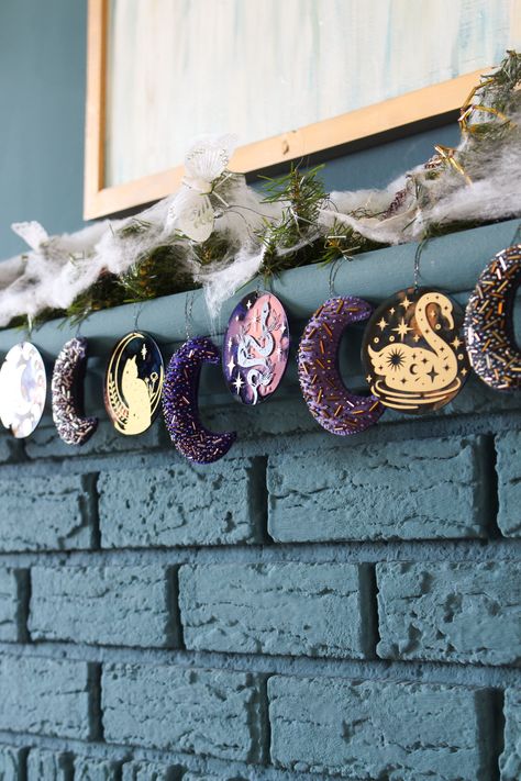 Cricut Garland, Cricut Acrylic, Diy Halloween Garland, Diy Christmas Ornaments Easy, Beaded Spiders, Halloween Garland, Diy Garland, Diy Cricut, Seasonal Crafts