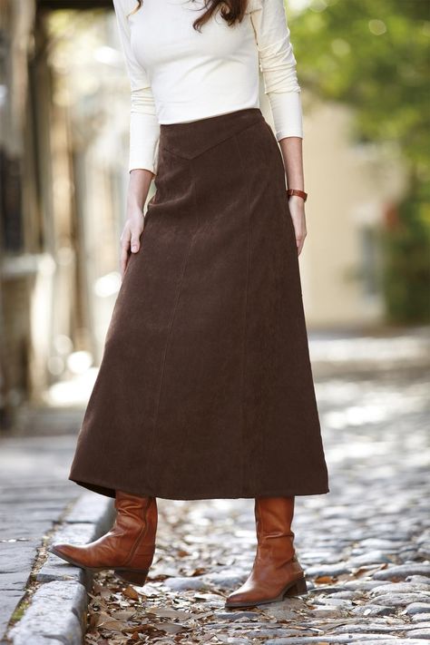 Dark Brown Skirt Outfit, Brown Skirt Outfit Ideas, Rok Tile, Brown Skirt Outfit, Sukienki Maksi, Long Brown Skirt, Spring Skirt Outfits, Skirt Outfit Ideas, Leather Skirt Outfit