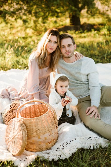 Family's Picnic Photos in the countryside of Indiana – Violet Short Family Photo Picnic, Picnic Family, Picnic With Baby, Baby Picnic Photoshoot, Picnic Photoshoot Family, Picnic Family Photoshoot, Family Picnic Photoshoot, Boho Family Photos, Christmas Photos Outfits