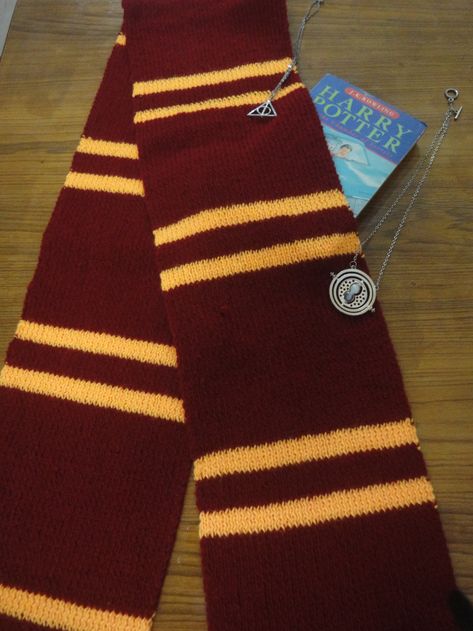 If you can knit a rectangle in rib and change colors, you can easily show off your Harry Potter Fandom with pride! I knit as  many as three Harry Potter scarves this year. They make me very very ha… Harry Potter Scarves, Harry Potter Scarf Pattern, Harry Potter Kostüm, Harry Potter Knit, Gryffindor Scarf, Harry Potter Crochet, Knitting Scarves, Gryffindor House, Harry Potter Scarf