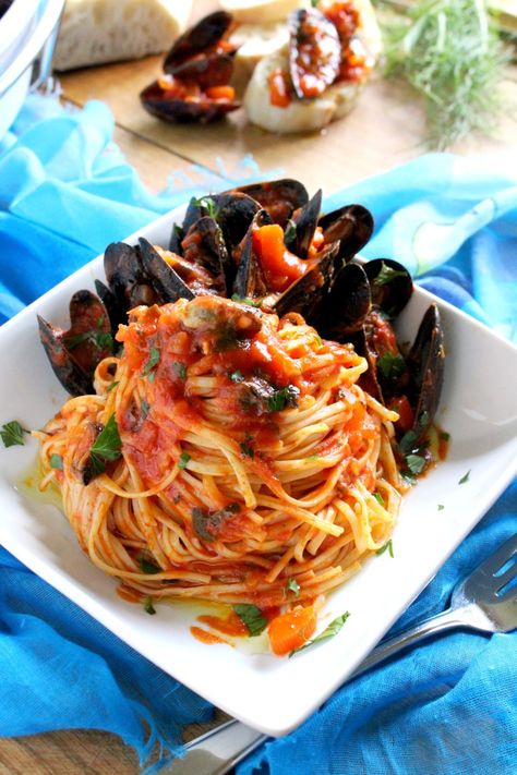 Mussels Linguine with Tomato Fennel Sauce Mussels Recipe Pasta, Mussels Pasta, Rice Salads, Mussels Recipe, Pasta Rice, Seafood Pasta, Italian Kitchen, Seafood Dinner, Mediterranean Diet Recipes