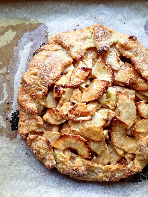 Maple Glazed Rustic Apple Tart - Smells Like Home Rustic Apple Tart, Tart Pastry, Apple Galette, Galette Recipe, Tart Baking, Apples And Cheese, Apple Tart, Maple Glaze, Pie Dough