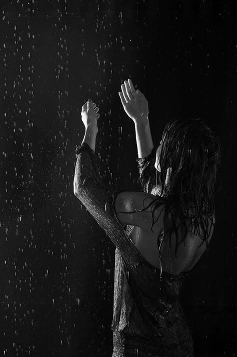 Rain Black And White, Rain Shoot, Rain Puddle, Rainy Photoshoot, Rain Photoshoot, Rainy Photos, Rain Room, Rainy Day Photography, Girl In Rain