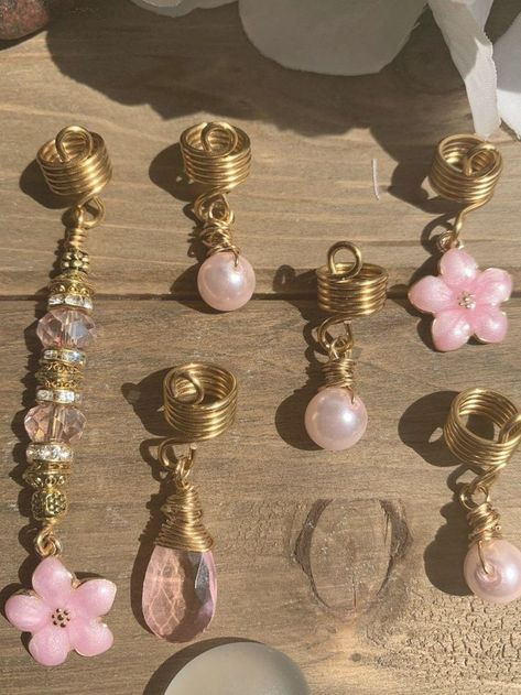 Are these little pink flowers adorable!? Imagine them hanging from your dreads Braid Accessories Jewelry, Dreads Jewelry, Updo Black Hairstyles, Loc Accessories, Pink Daisy Flower, Halo Braid, Dreadlock Jewelry, Yaki Hair, Braid Accessories