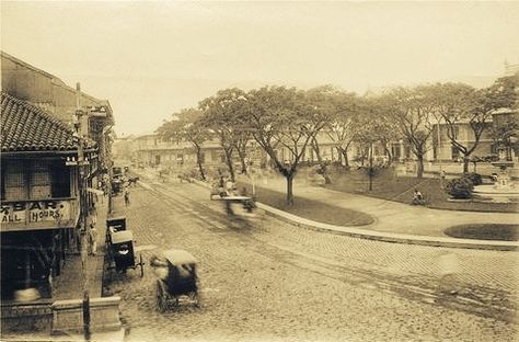 #Philippine_History . . . 19th Century Juan Luna Street Scene looking north showing Plaza San Lorenzo Ruiz. Binondo Church is out of the picture to the right Philippine Landscape, Aurora Philippines, Vintage Philippines, New Manila, Philippine History, Noli Me Tangere, Philippines Culture, San Lorenzo, History Facts