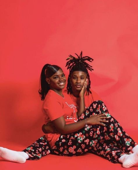 Couple Christmas Pictures Pajamas, Black Couple Christmas Pictures Pajamas, Christmas Pictures Pajamas, Black Couple Christmas Pictures, Christmas Couple Photoshoot, Couple Christmas Pictures, Streetwear Photoshoot Ideas, Christmas Outfits Dressy, Cute Christmas Pajamas