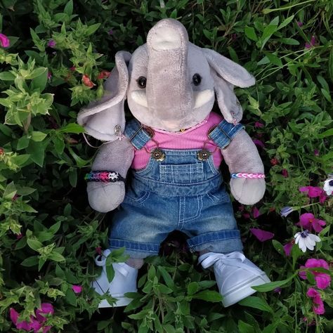 Build a bear grey elephant wearing overalls and white sneakers laying in flowers Build A Bear Custom, Build A Bear Backpack, Build A Bear Clothes, Elephant Fashion, Build A Bear Outfits, Bear Picnic, Stuff Animals, Dream Place, Teddy Bear Picnic