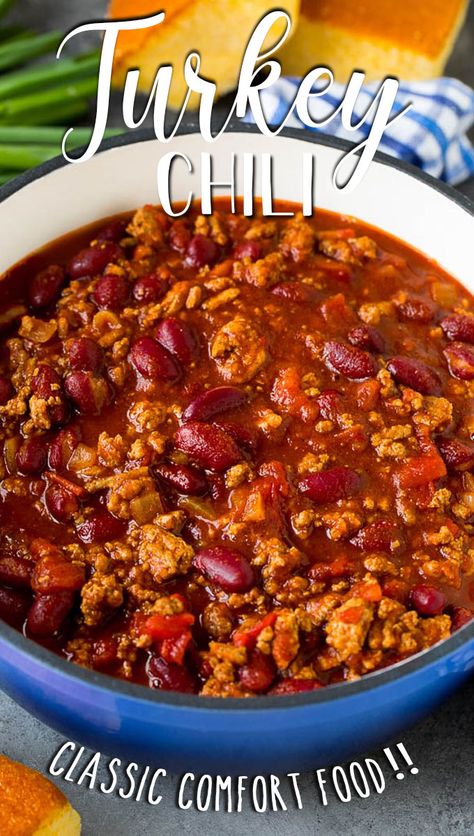 This turkey chili is a blend of ground turkey, tomatoes, spices and beans, all simmered together to make a delicious and hearty meal. Crockpot Turkey Chilli, Ground Turkey Chilli, Turkey Chilli, Ground Turkey Chili, Chili Dinner, Turkey Chili Recipe, Chili Recipe Turkey, Crockpot Turkey, Easy Dinner Recipes Crockpot