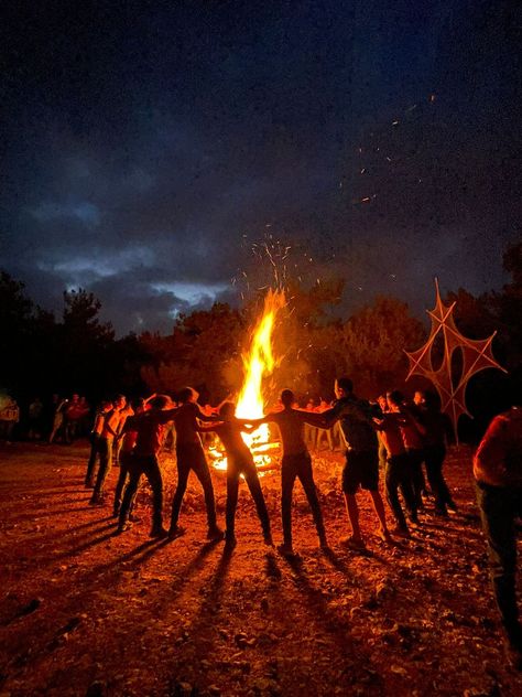 Camping Night Photography, Camping Aesthetic Night, Camping Horror, Campfire Aesthetic, Camp Horror, Fantasy Camp, Summer Camp Aesthetic, Fire Camp, Saint Philomena