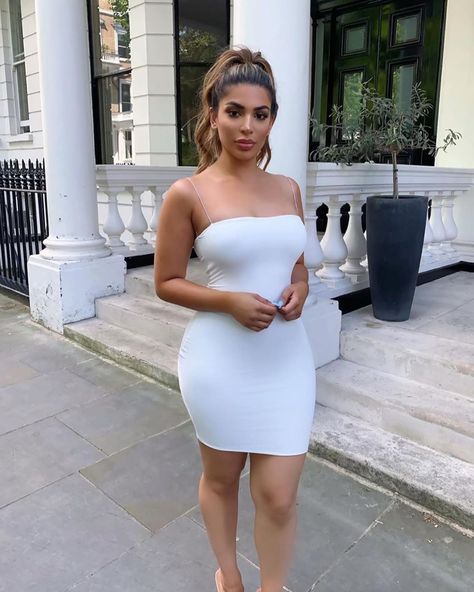 Photo by SOFIA 💫 in London, United Kingdom with @meshki. La imagen puede contener: 1 persona, de pie y exterior Kim Kardashian Outfits, Kardashian Outfit, Janet Guzman, To Miss, Instagram Fashion, Sofia, Fashion Nova, One Shoulder Dress, Strapless Top