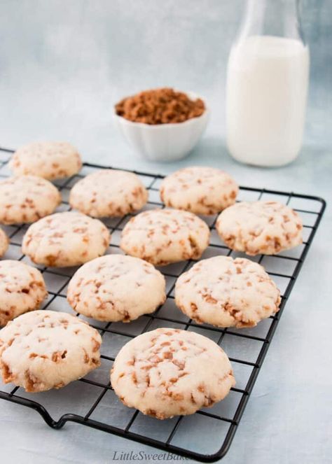 These toffee shortbread cookies are rich and buttery and packed with Skor candy bits in every bite. These tender melt-in-your-mouth cookies are easy to make and a must for the holiday season! #toffeeshortbreadcookies #skorcandy #skorbitshorbread Toffee Shortbread Cookies, Toffee Shortbread, Toffee Bites, Xmas Cookies Recipes, Cookies Video, Shortbread Cookies Easy, Christmas Shortbread, Toffee Cookies, Cookie Boxes