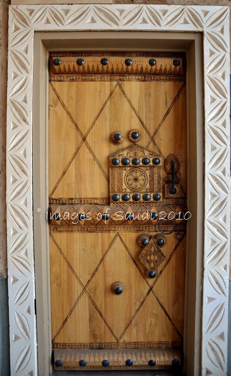 Saudi Arabia Case Study House, Traditional Restaurant, Case Study Houses, The Twilight Zone, When One Door Closes, Door Entryway, Cool Doors, Door Gate, Doors And Hardware