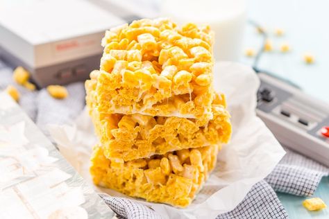 These Cap'n Crunch Treats are a fun twist on classic rice krispies treats and inspired by the book Ready Player One by Ernest Cline. They're the perfect fast dessert or afternoon snack and Cap'n Crunch lovers will go crazy over them! Cap'n Crunch, Lemon Tart Recipe, Fast Desserts, Peanut Butter Banana Muffins, Capn Crunch, Rice Krispies Treats, Living Better, Marshmallow Treats, Crispy Rice