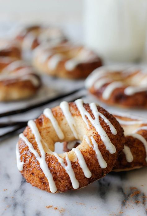 Greek Yogurt Cinnamon Roll Donuts Healthy Doughnuts Recipe, Healthy Doughnuts, Healthy Donuts Recipe, Donut Pan, Healthy Donuts, Homemade Donuts, Doughnut Recipe, Baked Donuts, Breakfast Cake