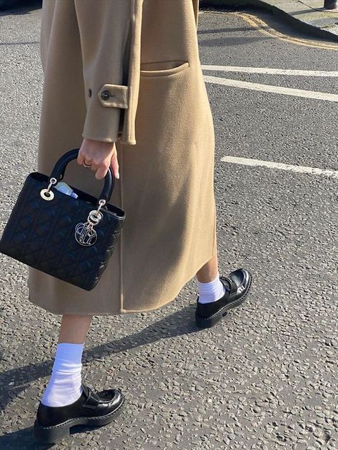 Here's How French Women Are Styling Their Loafers Right Now Lady Dior Bag Outfit, Korean Outfits Winter, Dior Bag Outfit, Loafers Women Outfit, Camille Charriere, Prada Loafers, Lux Fashion, Backless Loafers, Looks Jeans