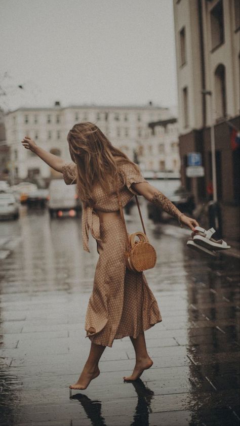 Rainy Photoshoot, Pose Tips, Website Design Photography, Photography Tattoos, Poses Tips, Rainy Day Photography, Backgrounds Photography, Aesthetics Photography, Pose Photography