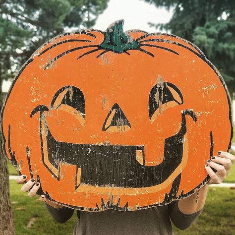 Painted Jack O Lantern, Jack O Lantern Ideas, Halloween Yard Signs, Vintage Halloween Images, Halloween Folk Art, Lantern Ideas, Halloween Collectables, Fall Entertaining, Pumpkin Costume