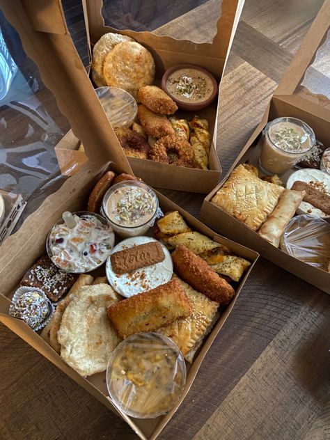 Iftar Tray Ideas, Ramadan Iftar Boxes, Iftar Box Ideas, Iftar Food, Ramadan Ideas, Eid Ideas, Ramadan Iftar, Bday Party Theme, Tray Ideas